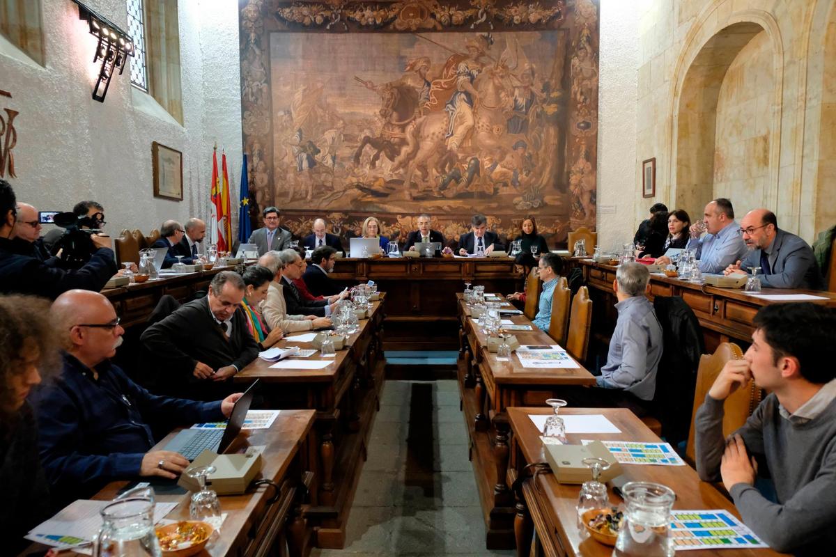 Asistentes al renovado Consejo de Gobierno de la Universidad de Salamanca.
