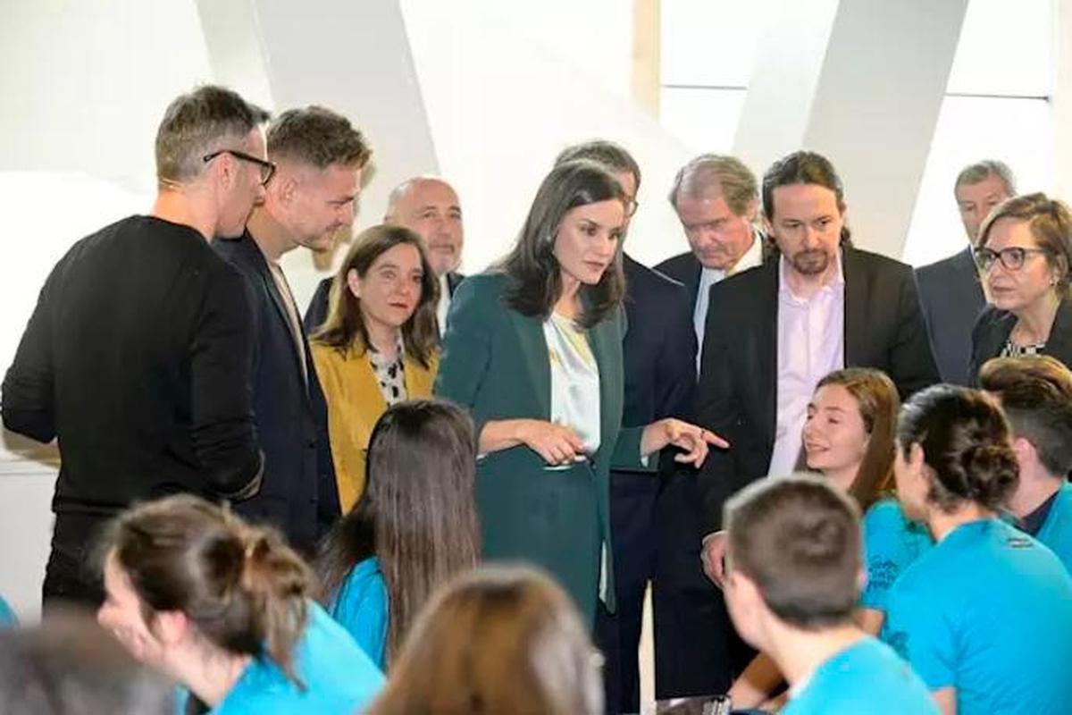 La reina Letizia junto a Pablo Iglesias.