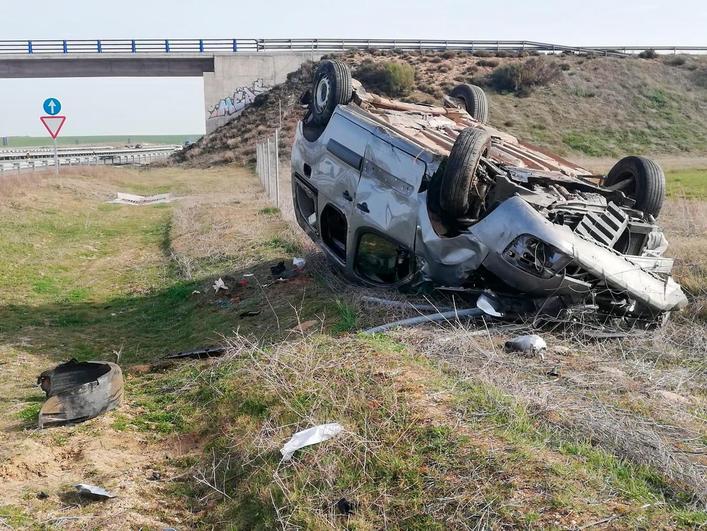 La furgoneta, volcada en la cuneta.