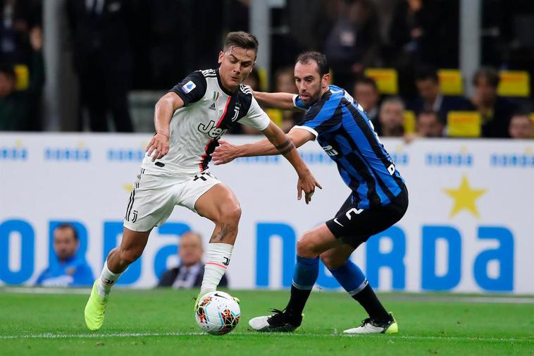 Diego Godín y Paulo Dybala.