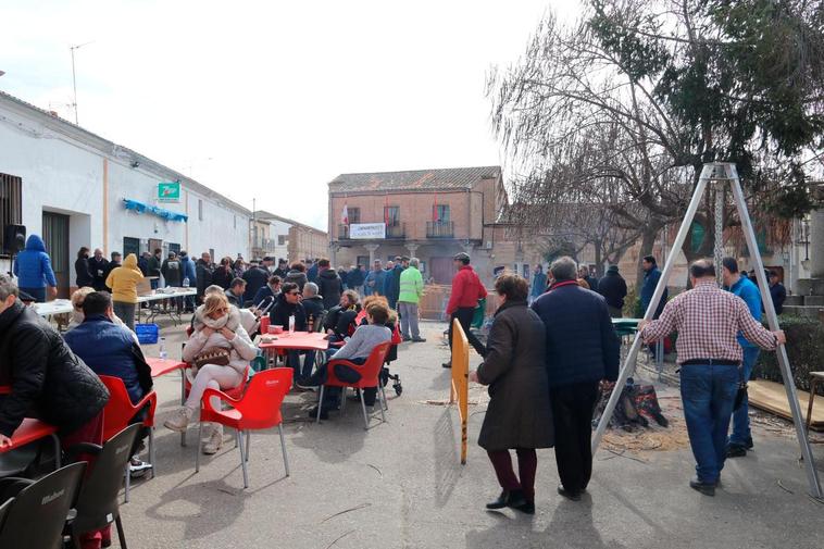 El público llenó la plaza de la Paz a pesar del frío para disfrutar de la matanza del cerdo.