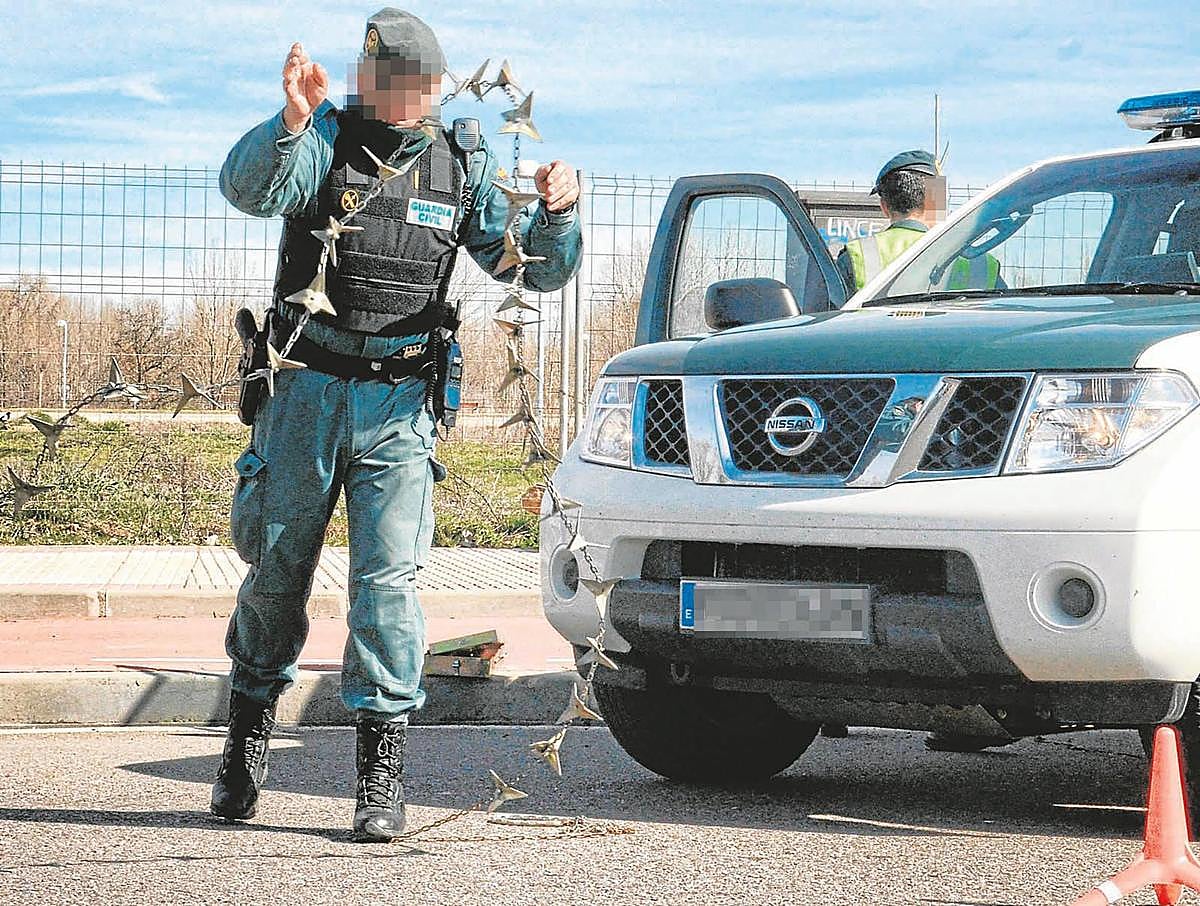 Un agente de la SIR (Sección de Intervención Rápida) de Salamanca, en un control para detectar drogas.