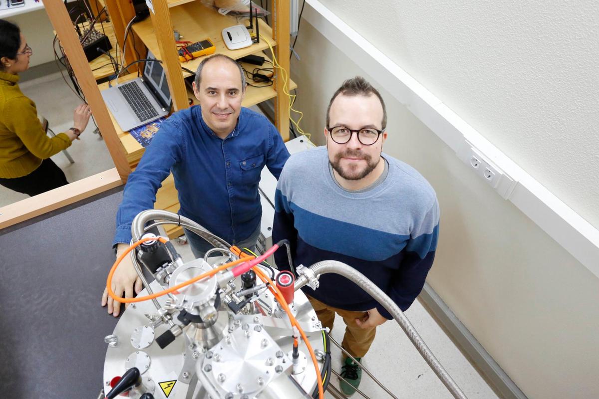 Enrique Diez y Mario Amado posan con el nuevo equipo instalado en el edificio Trilingüe de la Facultad de Ciencias.