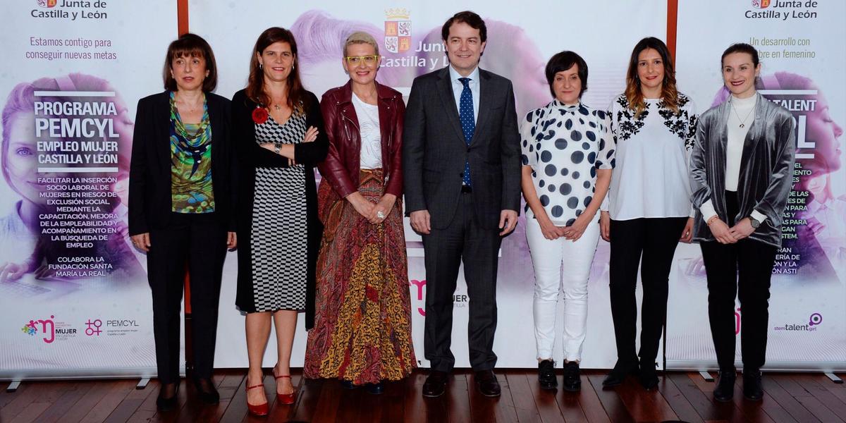 Mañueco posa con las participantes en el encuentro ‘Mujer en Castilla y León’.