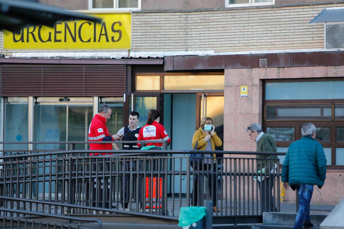 Varias personas a las puertas del Hopsital Clínico de Salamanca con mascarillas.