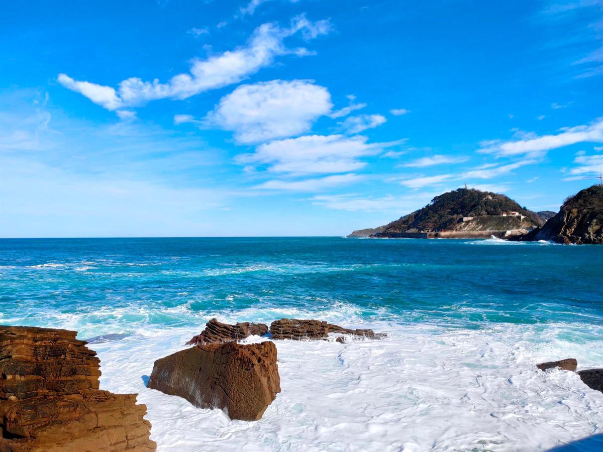 Vista de la playa de La Concha, en San Sebastián, desde el Peine del Viento