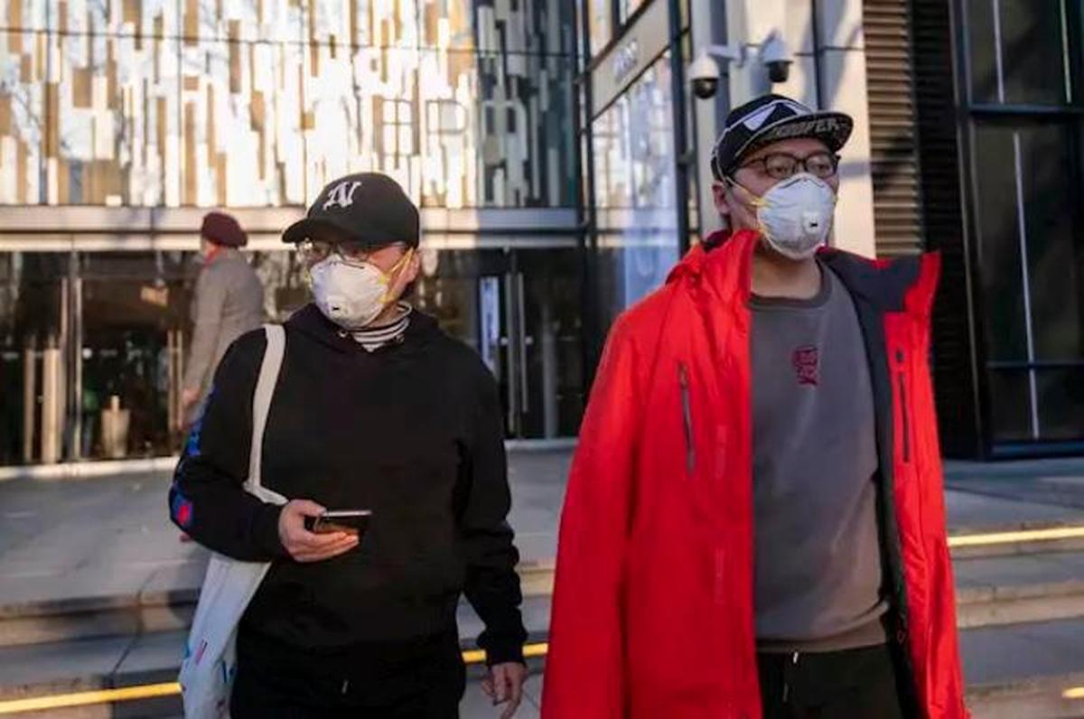 Los ciudadanos chinos llevan mascarillas.