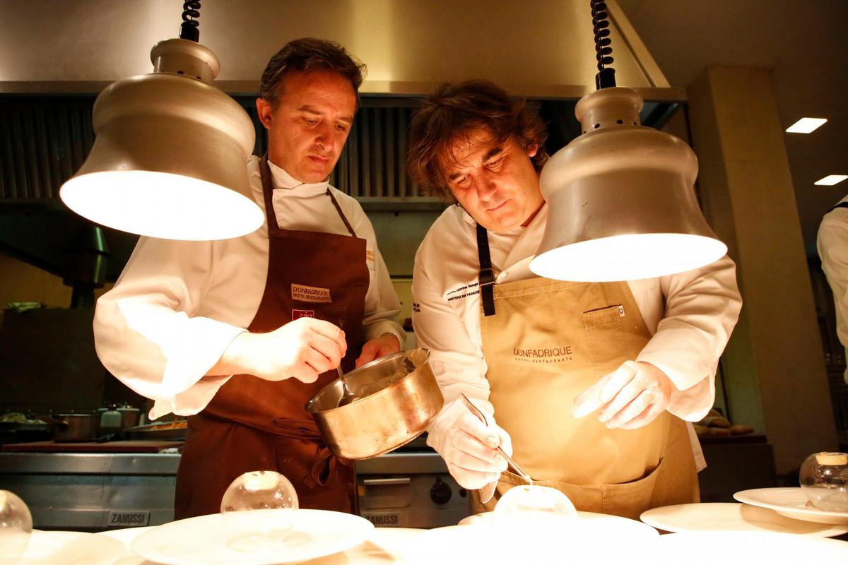 Manuel y Nicolás Sánchez durante la elaboración de la “Mantequilla de hongos”.