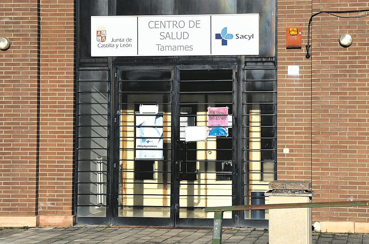 Una de las puertas de entrada al centro de salud de Tamames.