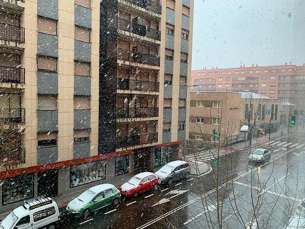 La nieve ha cuajado en los coches en la avenida de Villamayor.