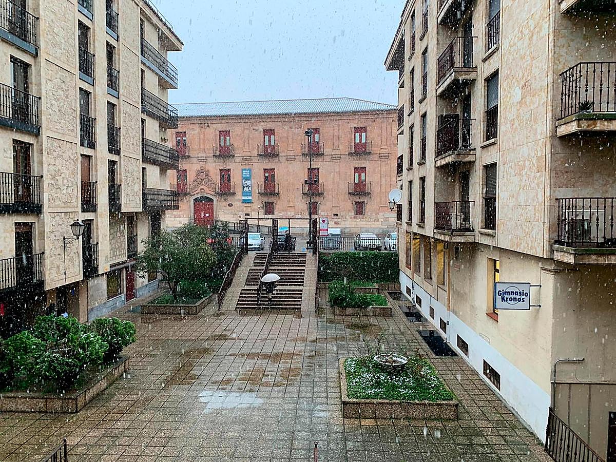 El tejado de la Hospedería Fonseca, totalmente nevado.