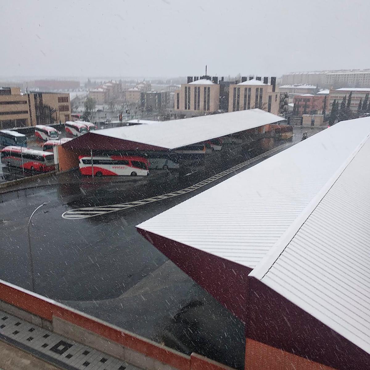 Nieve sobre la estación de autobuses de Salamanca.