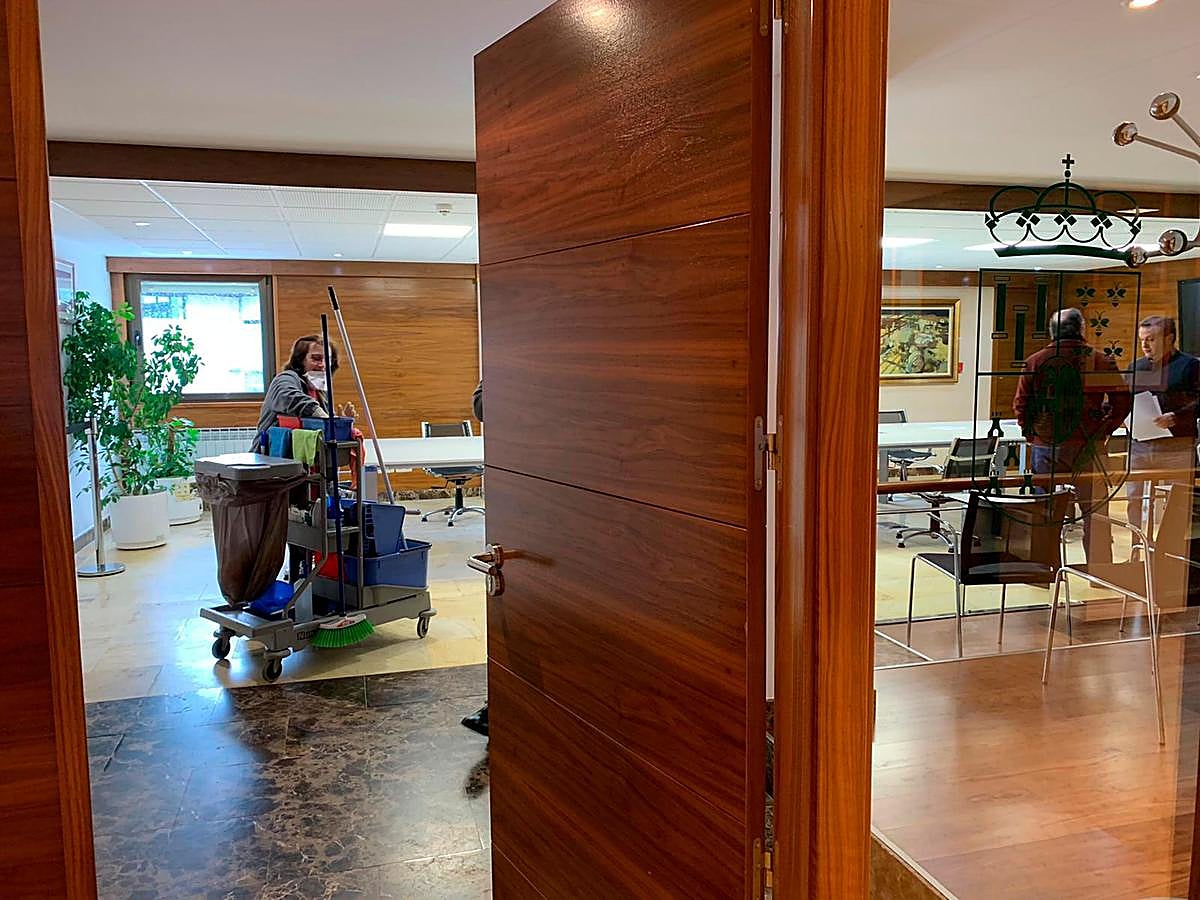 Personal de limpieza desinfectando la sala.