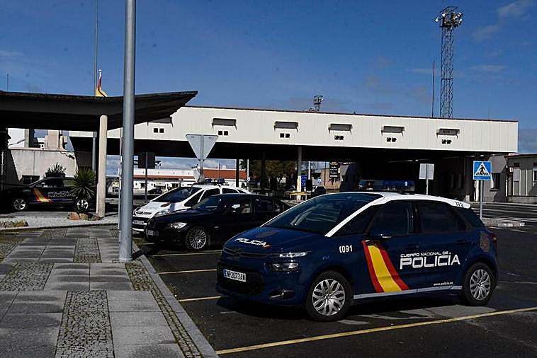 Vehículos de la Policía Nacional en el puesto hispanoluso de Fuentes de Oñoro durante la jornada del lunes.
