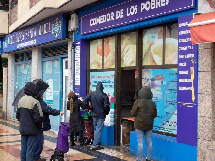 Colas para entrar en el comedor de los pobres.