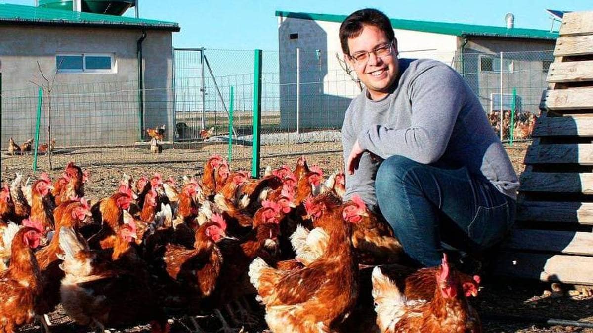 Sergio, con algunas de las gallinas que tiene en Tardáguila.