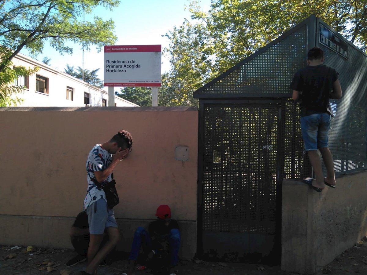 Menores inmigrantes, junto a un centro de acogida de Madrid.