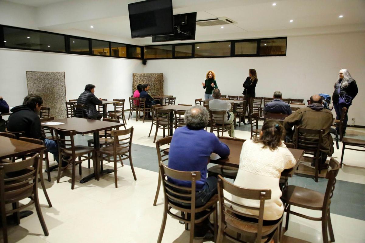 La concejala de Familia e Igualdad de Oportunidades, Ana Suárez, ante las once personas acogidas en el albergue municipal Lazarillo de Tormes.
