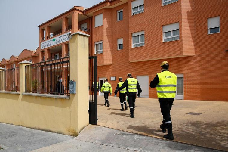 La UME entra en una residencia de mayores de Granada.