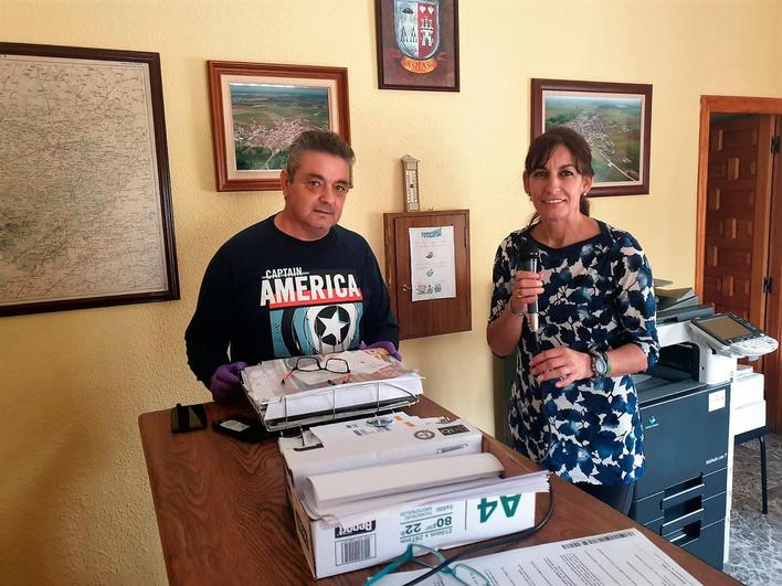 Toño Sánchez y Julia Rivas, con la megafonía municipal