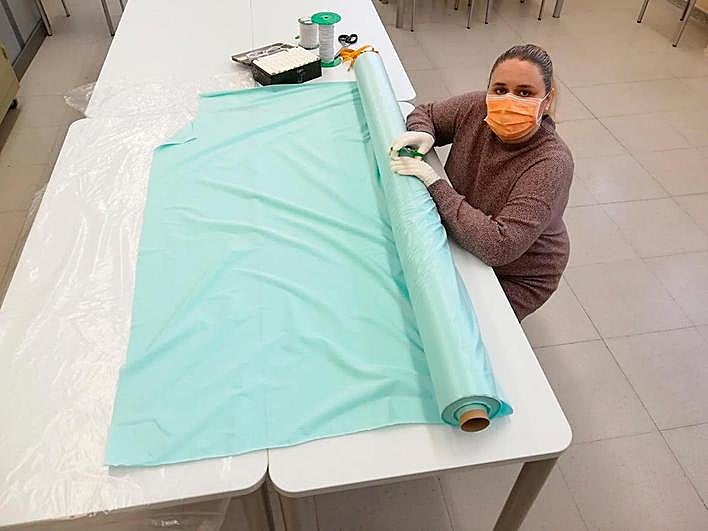Los rollos de tela para la confección de las mascarillas recién llegados al Consistorio
