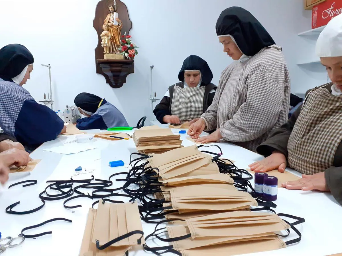 Las monjas carmelitas de Ciudad Rodrigo confeccionando mascarillas para evitar los contagios