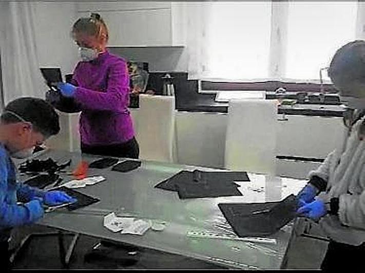 Las familias se han volcado en la elaboración de mascarillas.