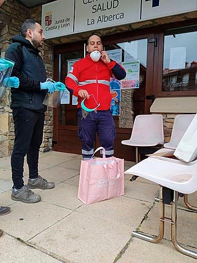 Entrega en el centro de salud de las primeras máscaras producidas con impresora 3D en La Alberca.