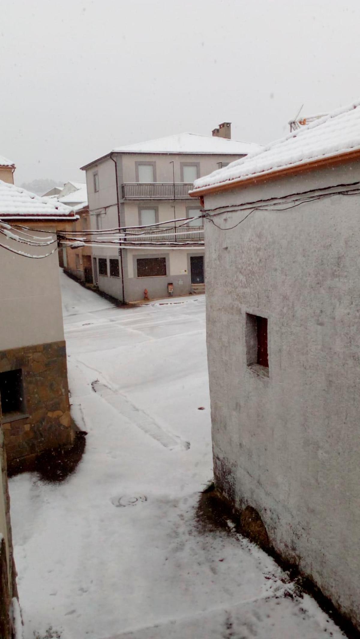 Nieve en las calles de Peñaparda. | CASAMAR