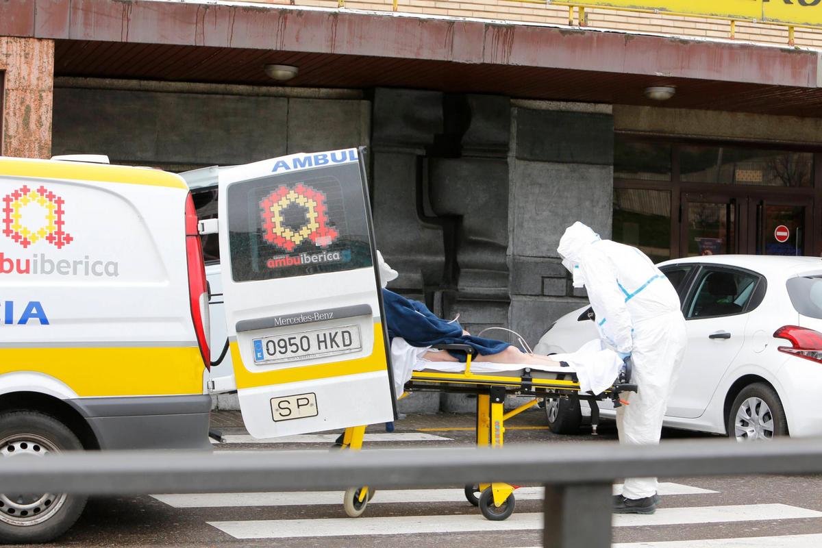 Un sanitario traslada a un paciente con coronavirus en Salamanca.