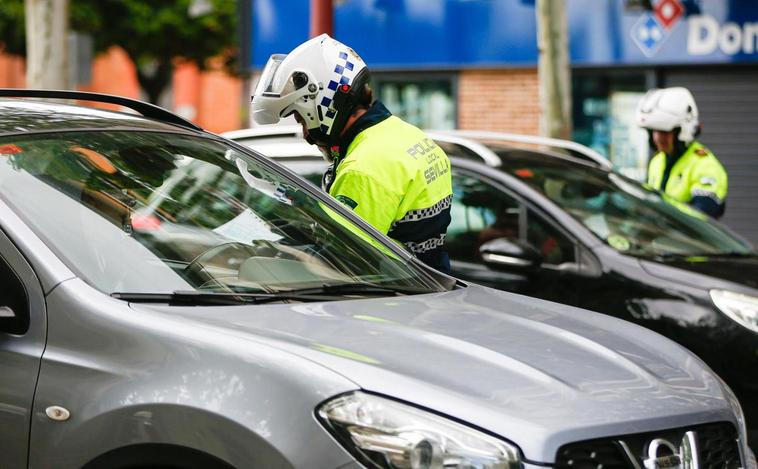 Agentes de policía realizan controles en Sevilla.