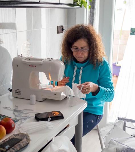 Alberta Sanchez Perez confeccionando mascarillas.