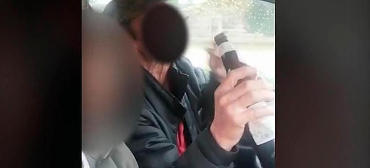 Borrachos, empinando el codo, sin cinturón e insultando a la Guardia Civil. El vídeo publicado por dos desalmados en Málaga