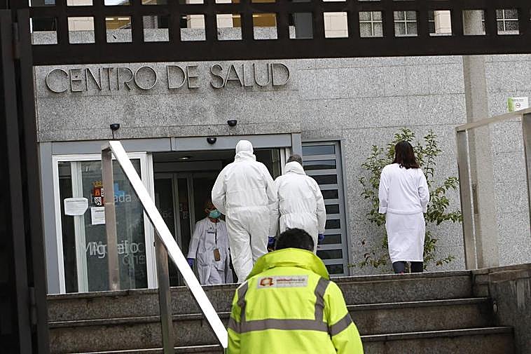 Trabajadores con los trajes de protección en el centro de salud Miguel Armijo del barrio de San Bernardo.