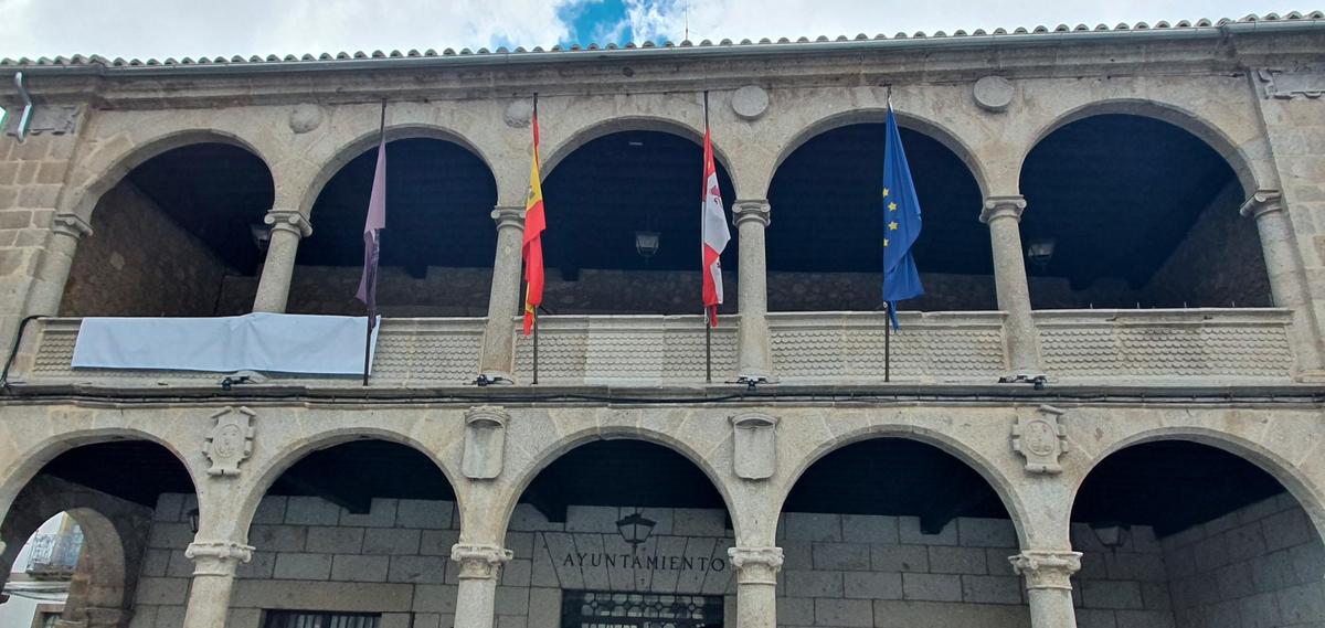 Imagen de las cuatro banderas en Béjar, que no ondean a media asta.