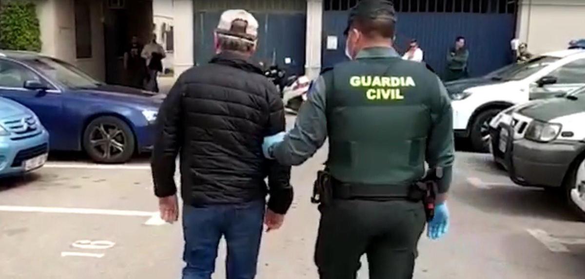 El detenido custodiado por un agente en Torrevieja.