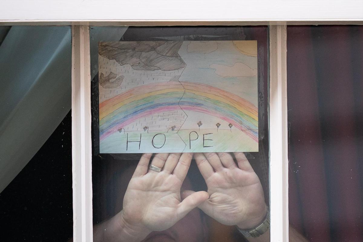 Mensaje con un arcoíris en una ventana en Inglaterra.