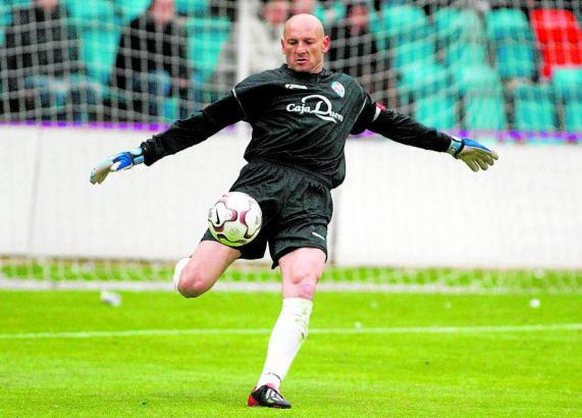 Bogdan Stelea, portando el brazalete de capitán, sacando durante uno de choque en el Helmántico.