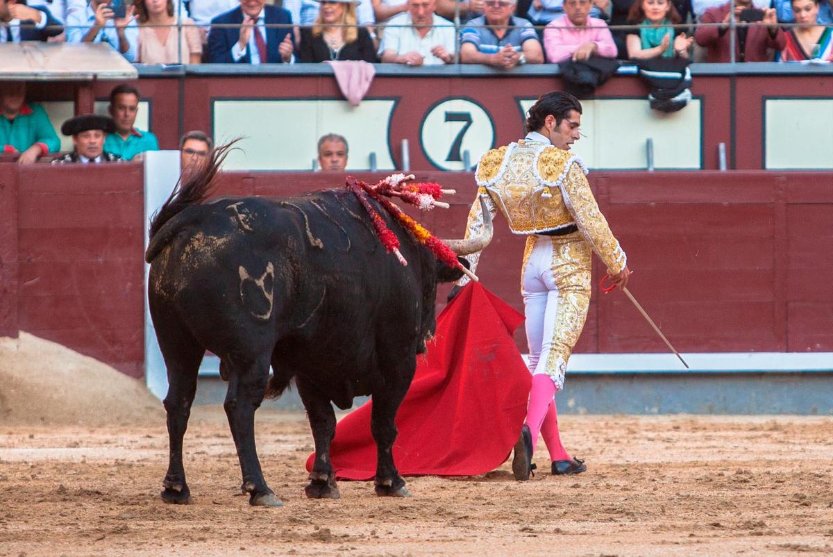 Salida airosa de Alejandro Talavante de la cara de su oponente, con el hierro de Cuvillo.