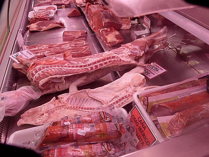 Piezas de tostón, cabrito y cordero en una carnicería