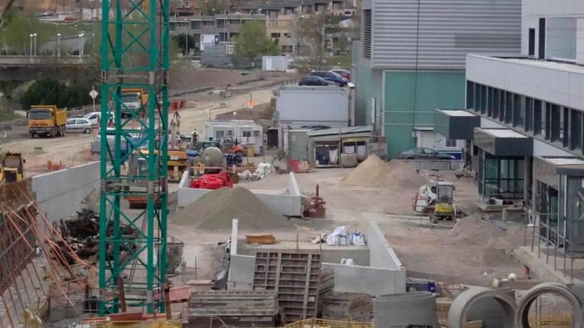 Maquinaria y trabajadores, este lunes en la obras del vial del Hospital.