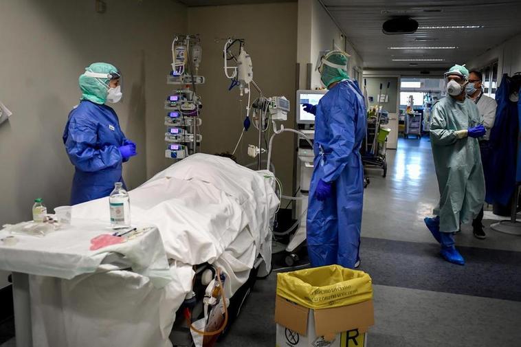 Sanitarios en un hospital de Italia.