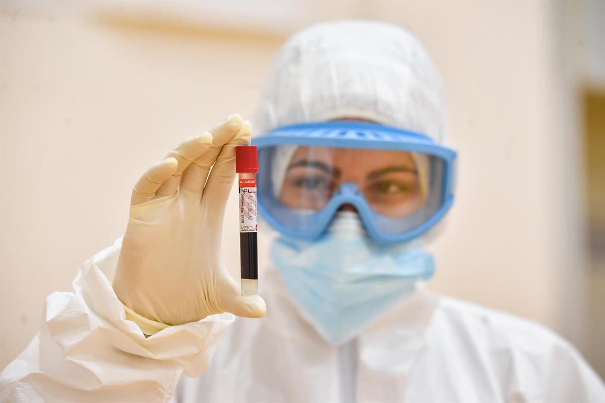 Un médico con una muestra de sangre para un análisis de Covid-19.