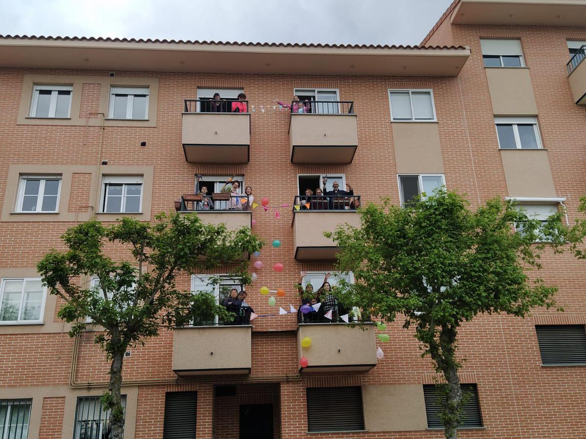 Celebración de varios vecinos en la calle Luis de Góngora. | L.G.