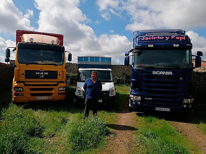 Jacinto Cuadrado junto a sus camiones en Villaseco de los Gamitos.