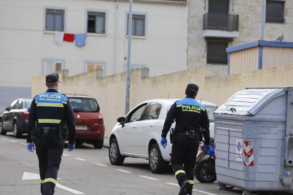 Dos agentes de la Policía Local en el entorno de la residencia universitaria que ha sido expedientada.