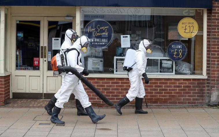 Trabajadores desinfectan las calles de Inglaterra.