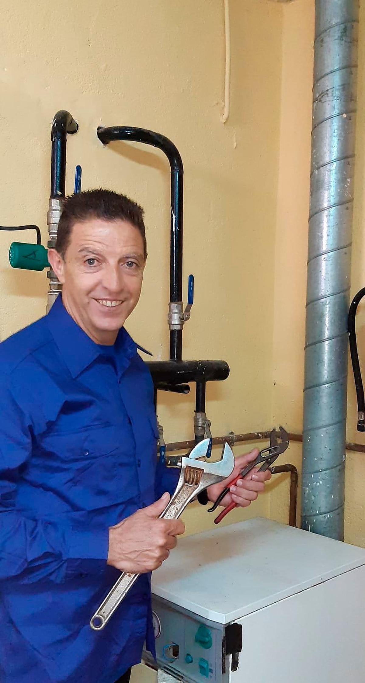 Rafael Benito se encarga de la fontanería y la calefacción en el cuartel.