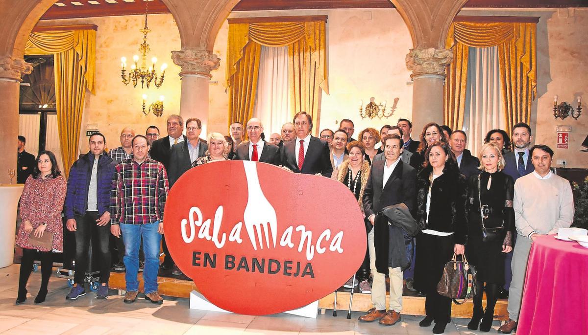 Javier Iglesias y Carlos García Carbayo, junto a miembros de Salamanca en Bandeja.