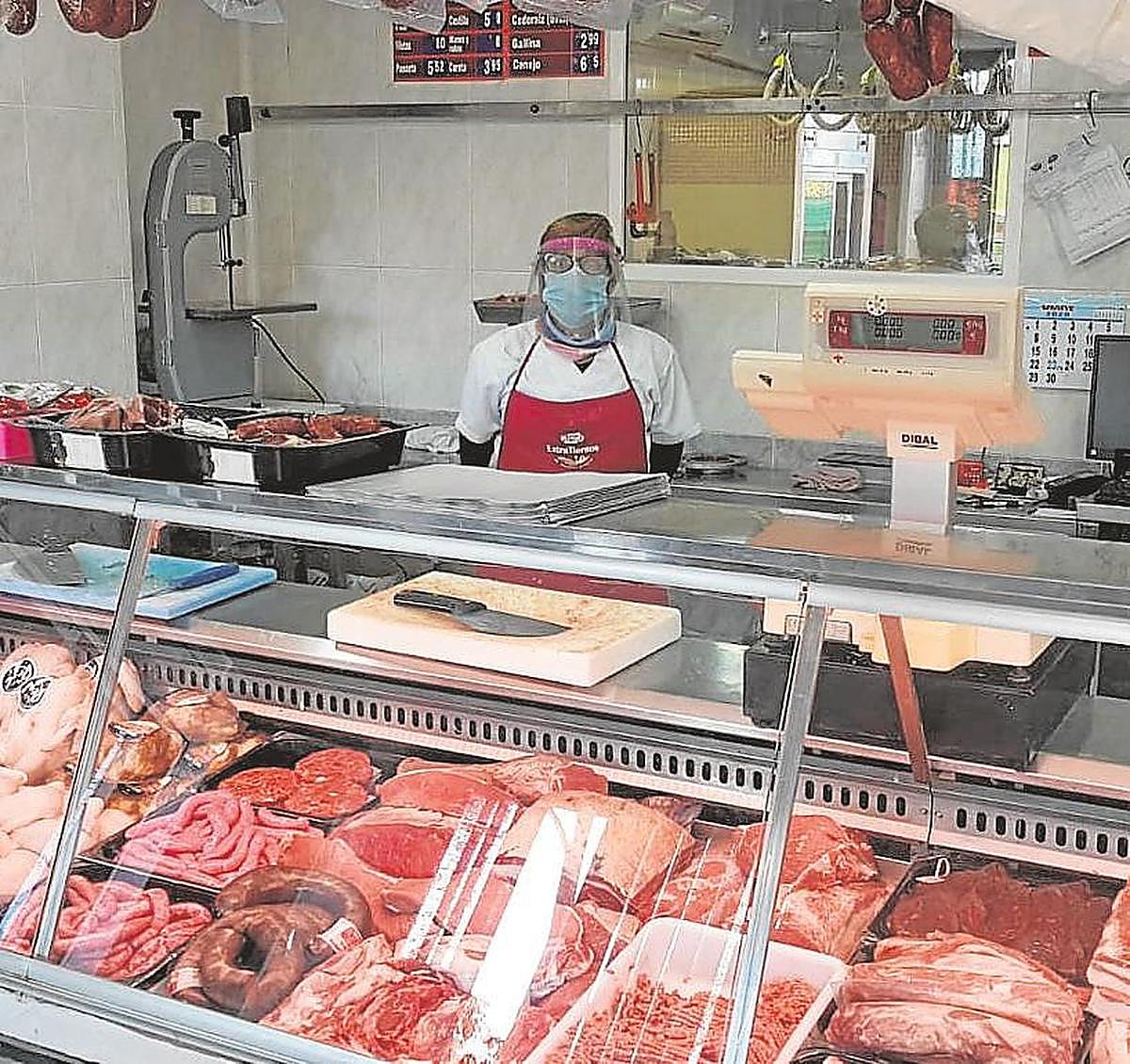 Dolores Pedraza trabaja en la carnicería de Julio Sánchez.